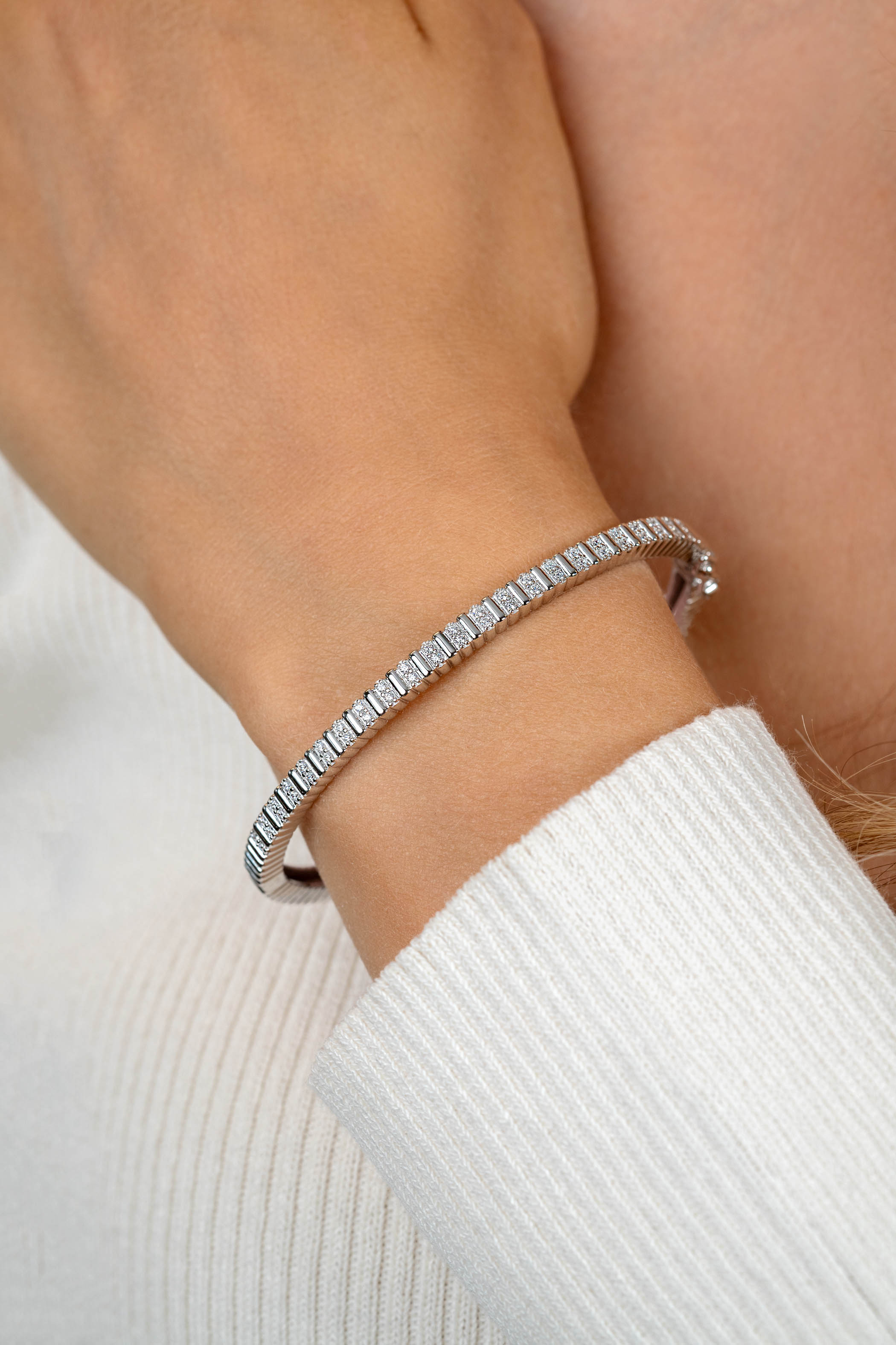 ZINZI Silber Bangle-Armband, 4 mm breit, besetzt mit weißen Zirkonias, 60 mm ZIA2686